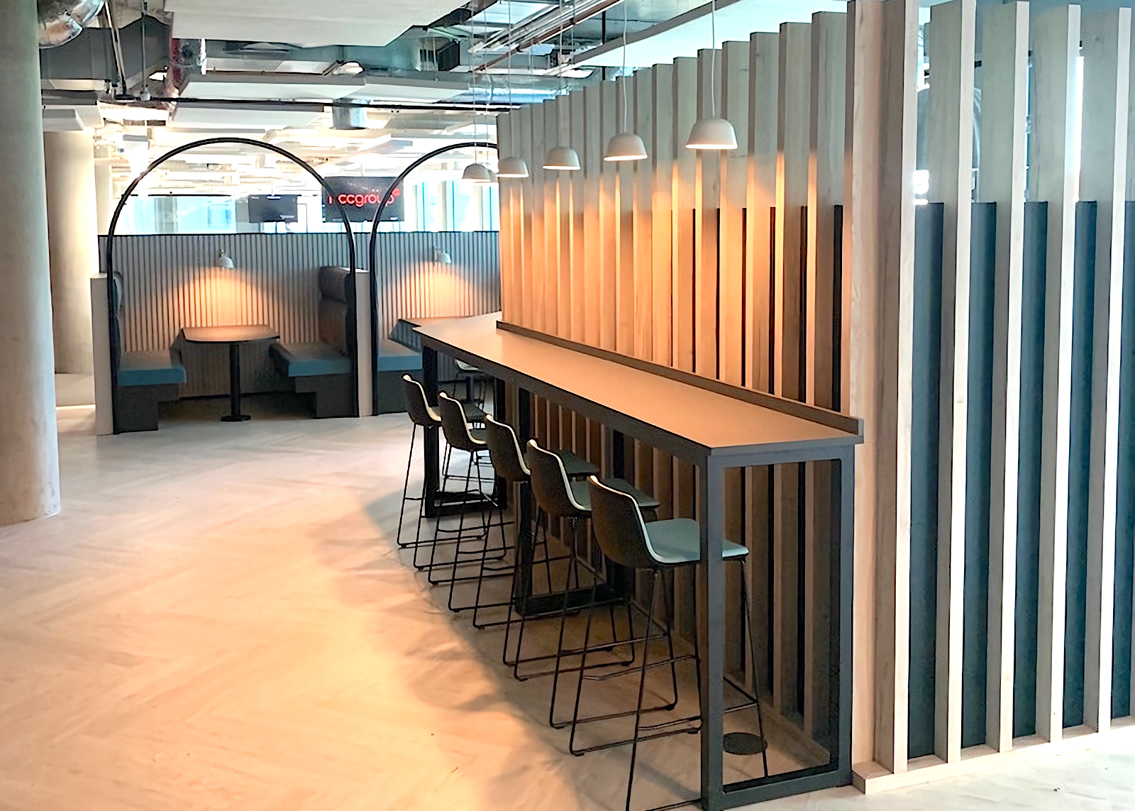 Bespoke timber workbench and slatted feature wall for Spinningfields office refurbishment by Gralyn Joinery